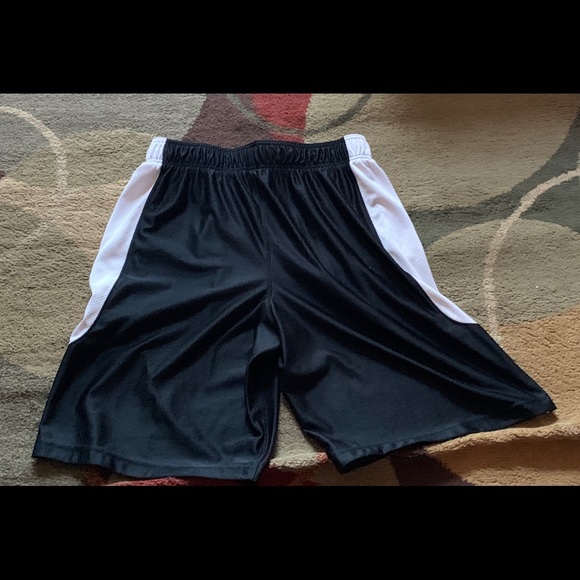 Men’s Under Armour Black Orange Logo Shorts LARGE - Picture 3 of 3